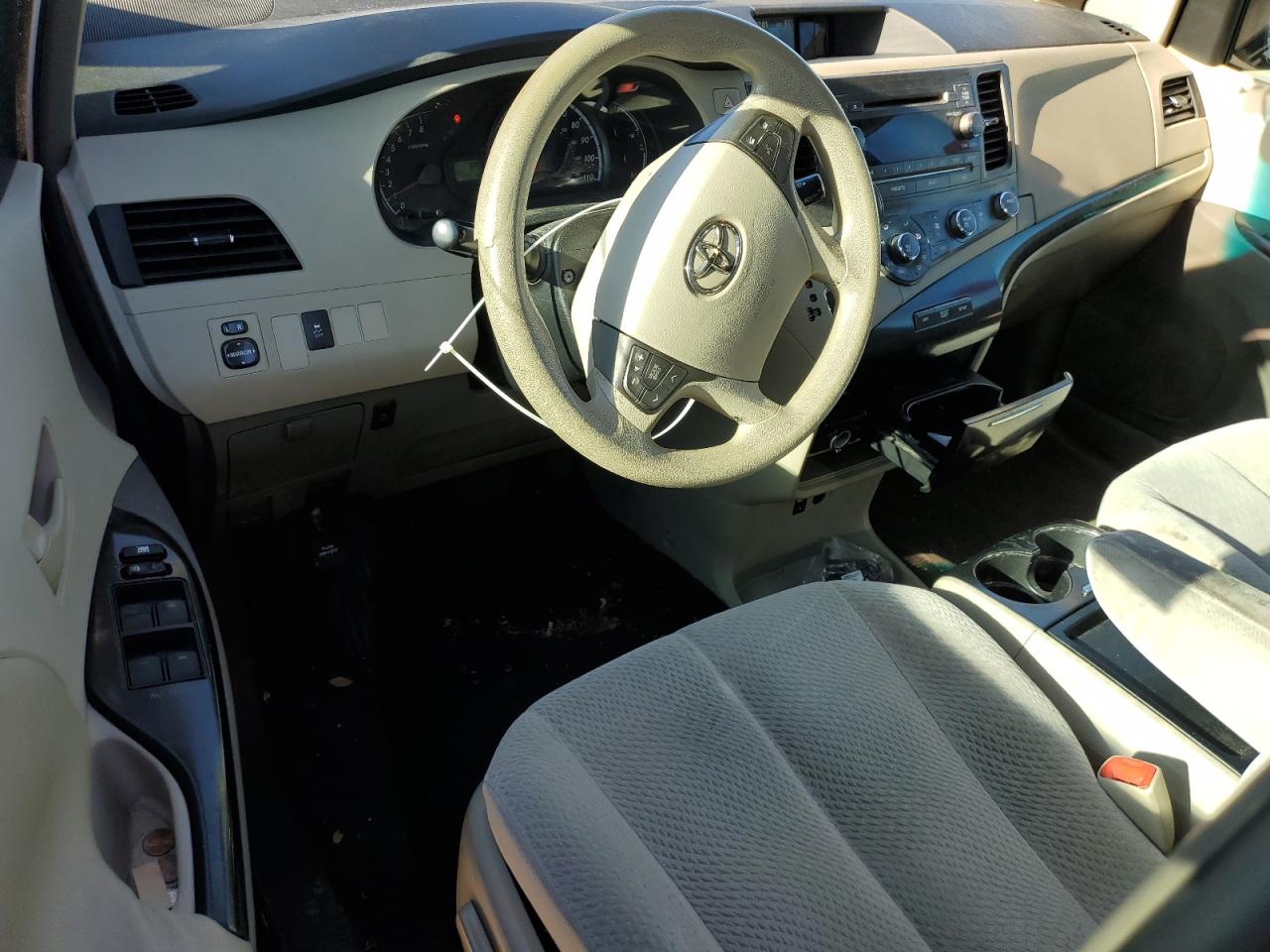 2011 Toyota Sienna - Image 8