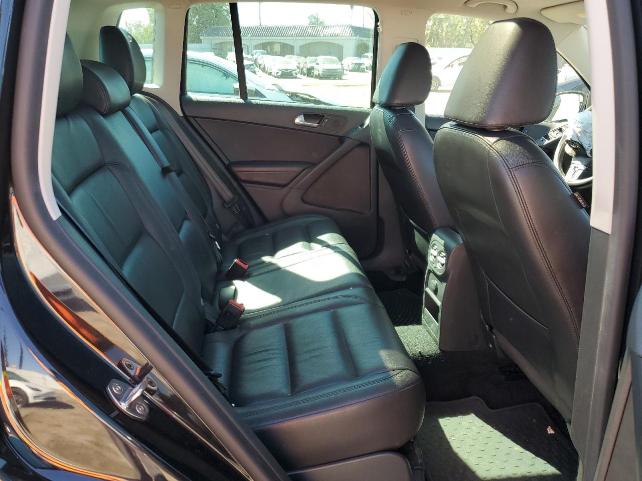 2017 Volkswagen Tiguan - Image 11
