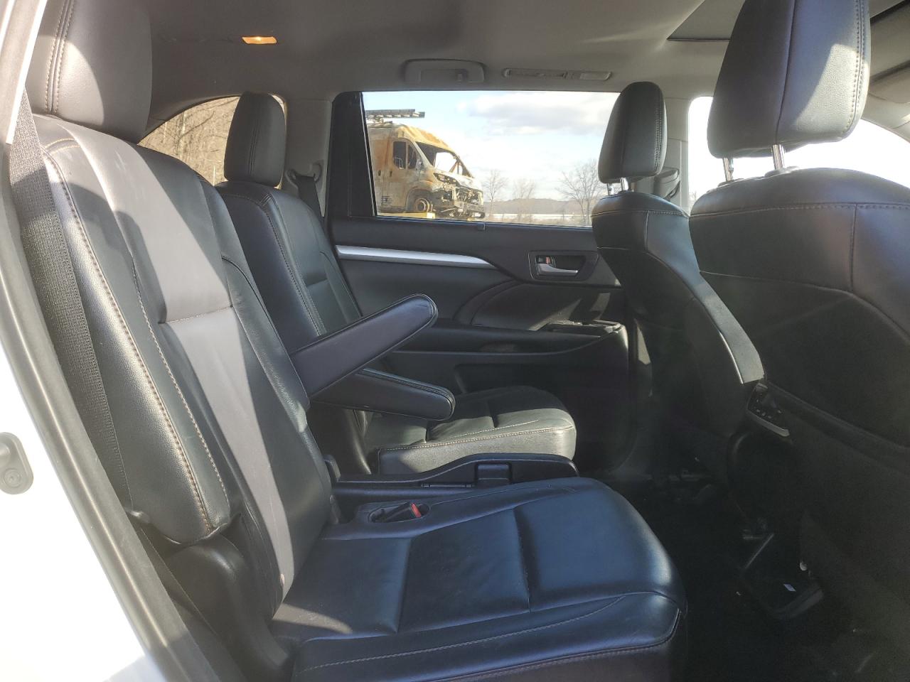2016 Toyota Highlander - Image 11