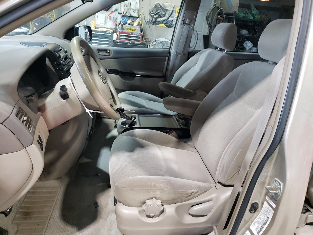 2004 Toyota Sienna - Image 7