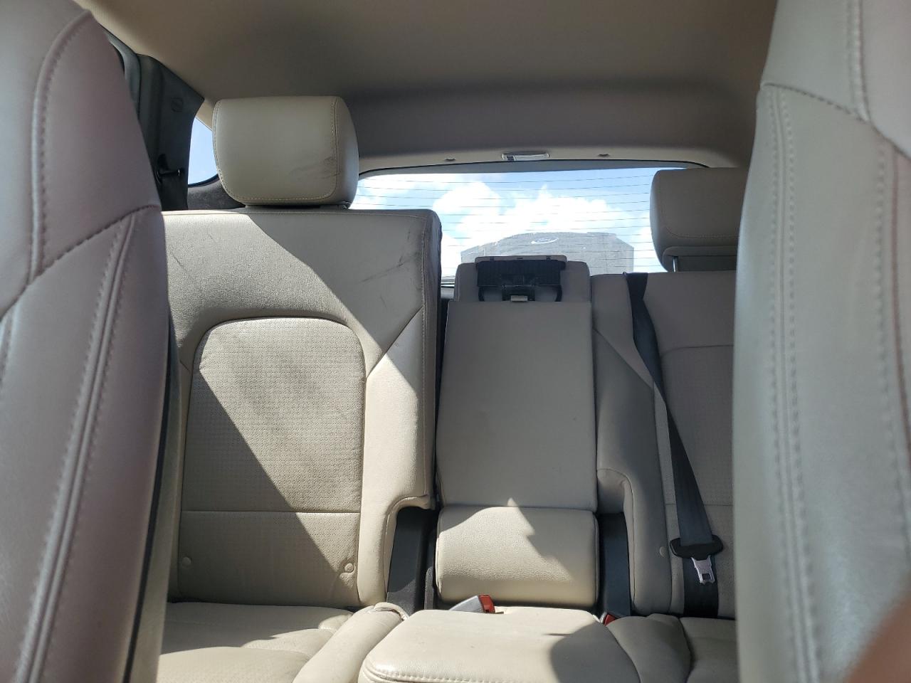 2016 Hyundai Santa Fe - Image 10