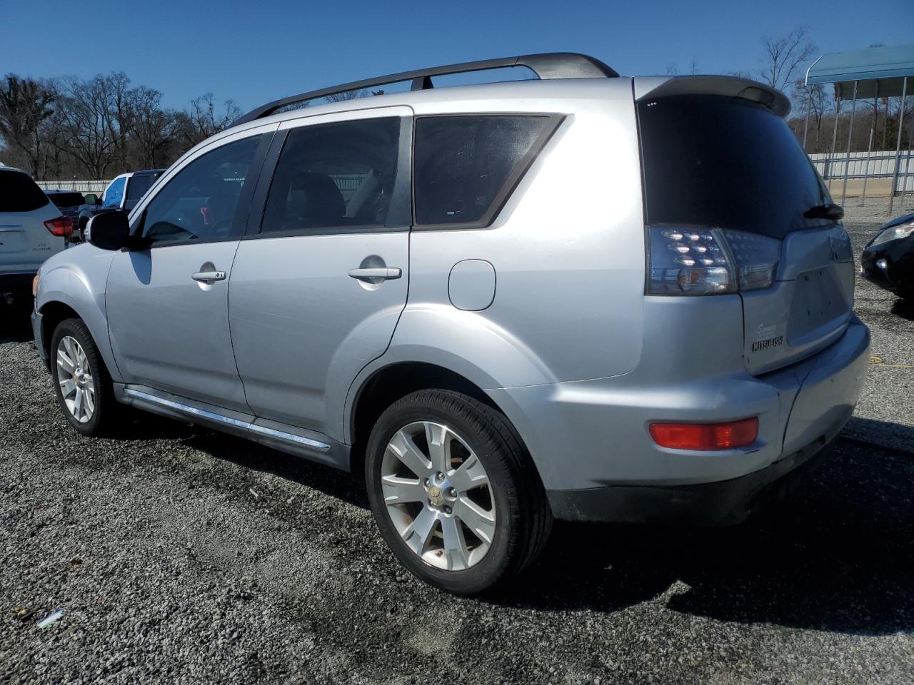2010 Mitsubishi Outlander - Image 2