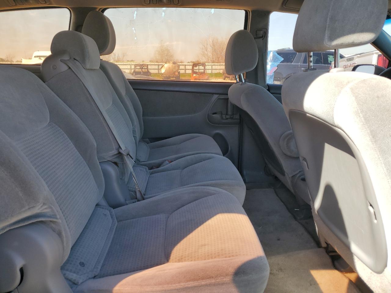 2010 Toyota Sienna - Image 11