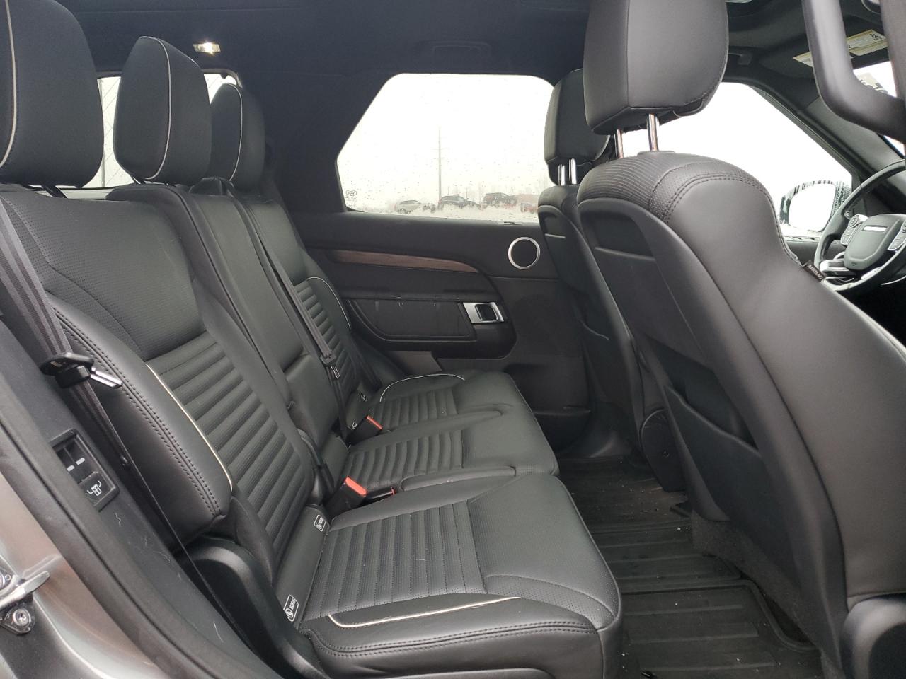 2017 Land Rover Discovery - Image 11