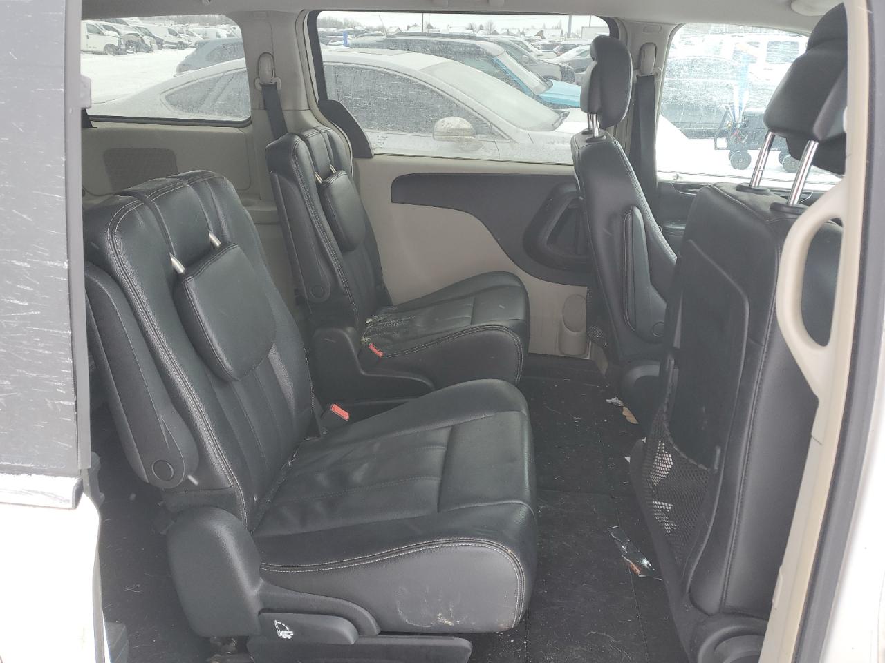 2013 Chrysler Town & Country - Image 10