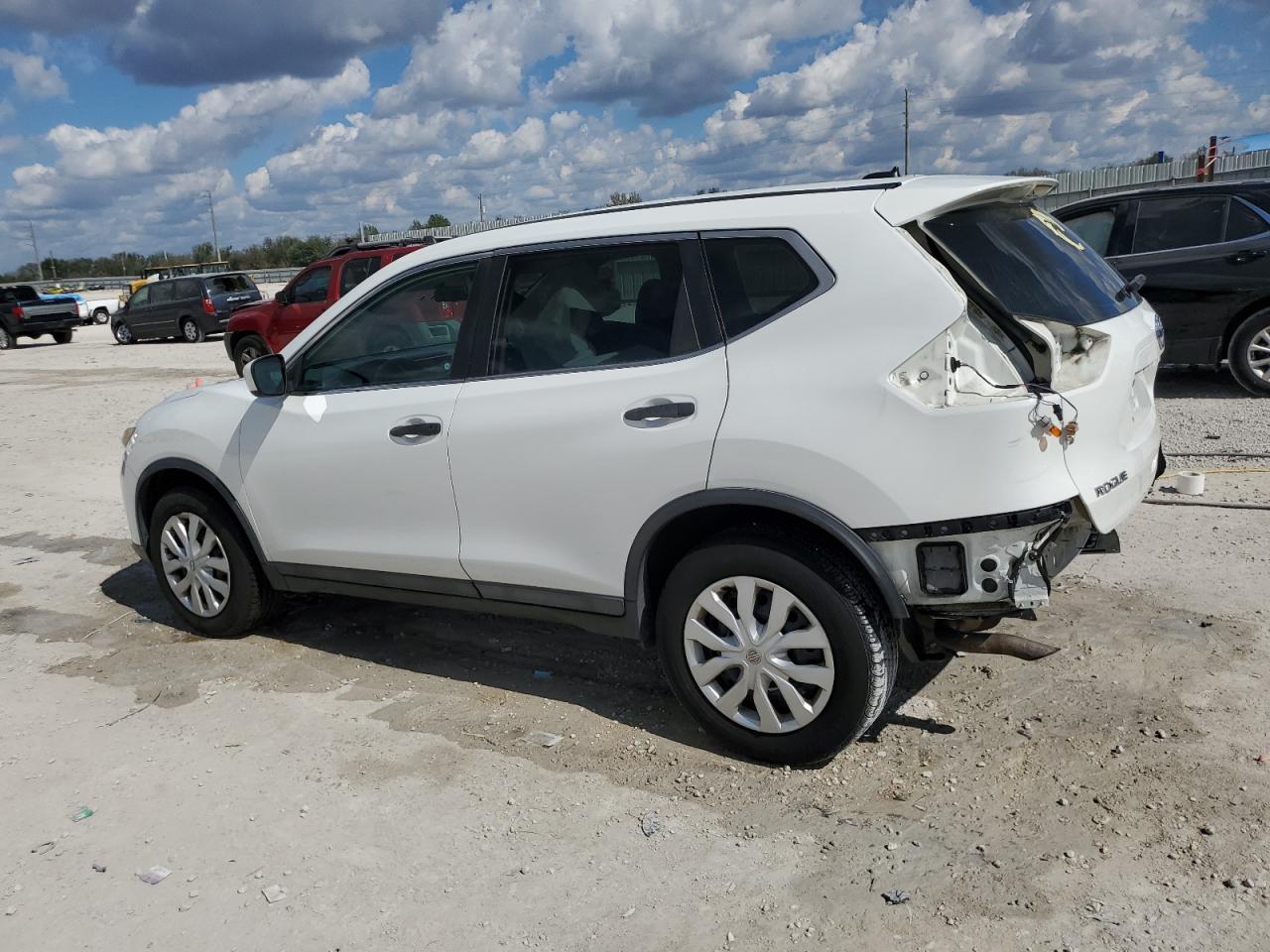 2016 Nissan Rogue - Image 2