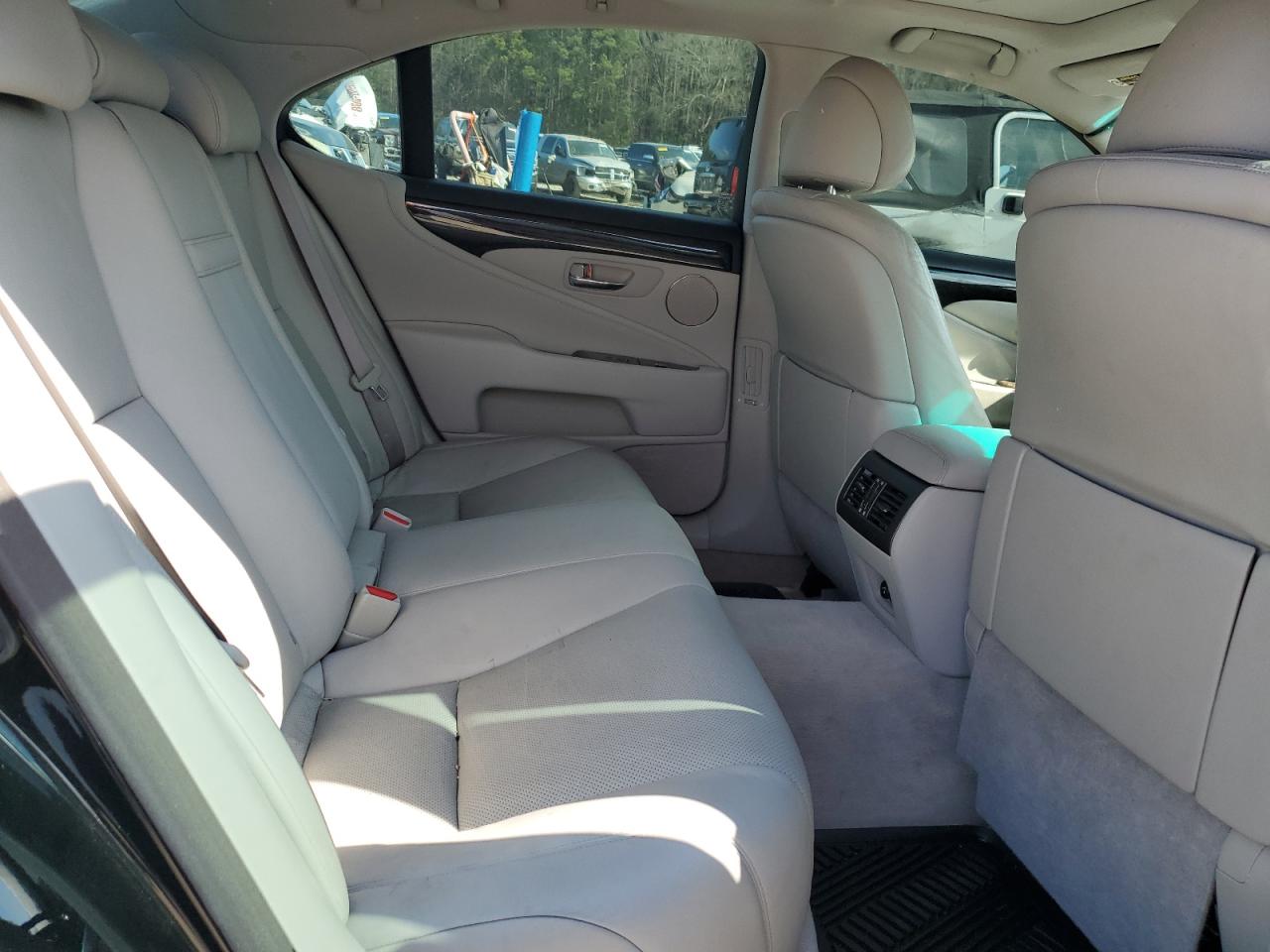 2007 Lexus LS - Image 10