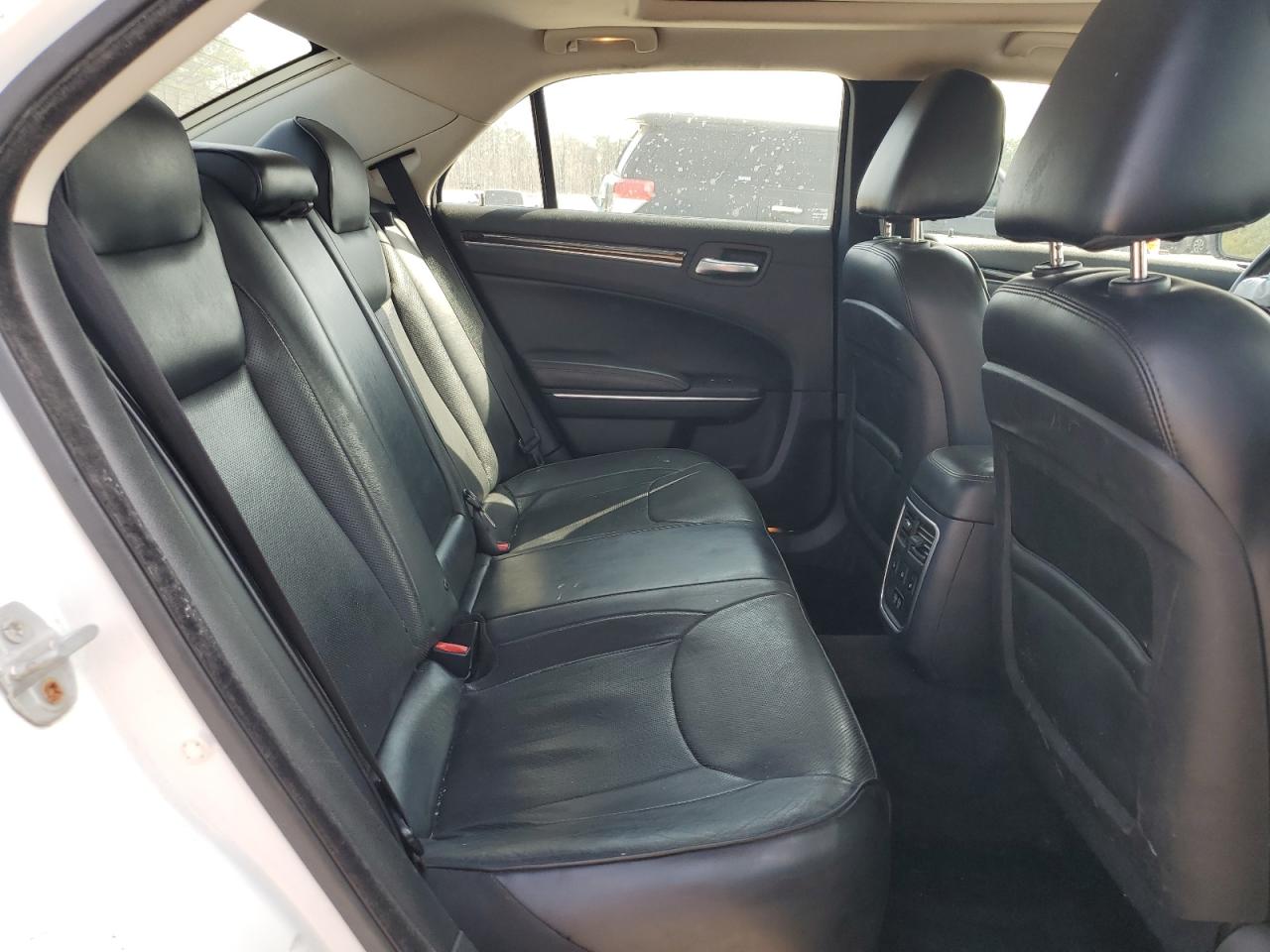 2015 Chrysler 300 - Image 10