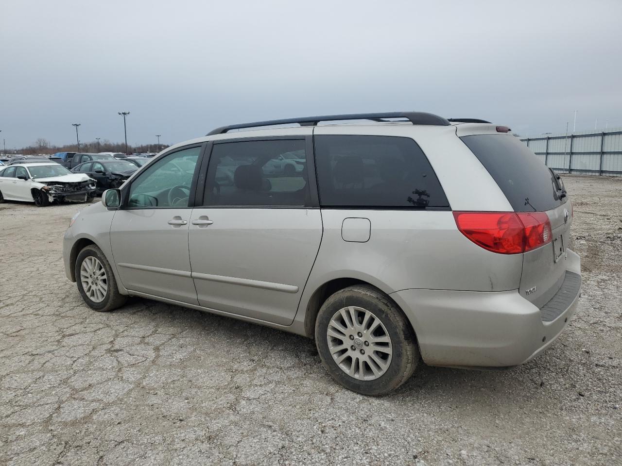2008 Toyota Sienna - Image 2