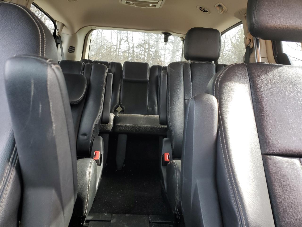 2016 Chrysler Town & Country - Image 10