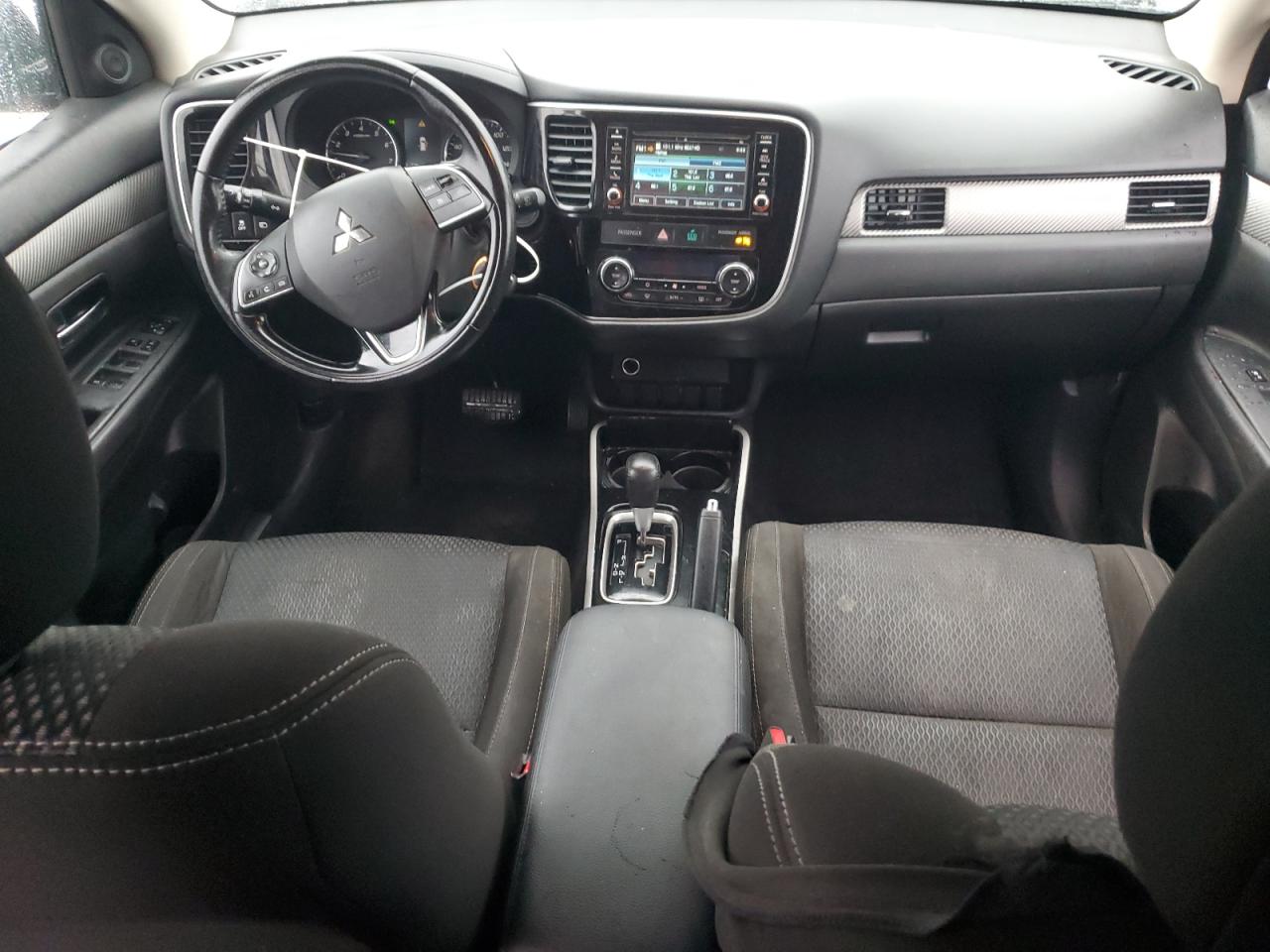 2017 Mitsubishi Outlander - Image 8