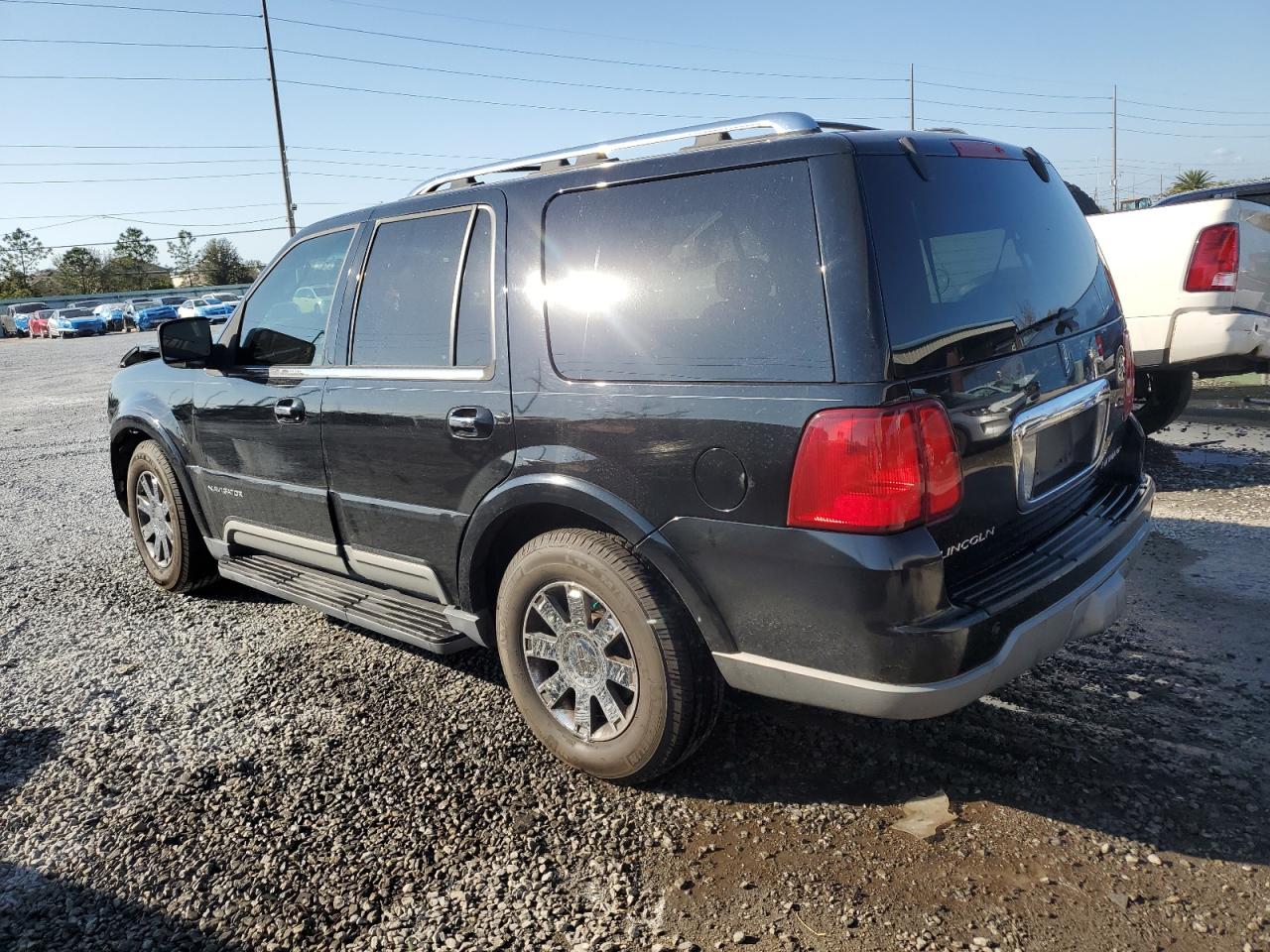 2003 Lincoln Navigator - Image 2