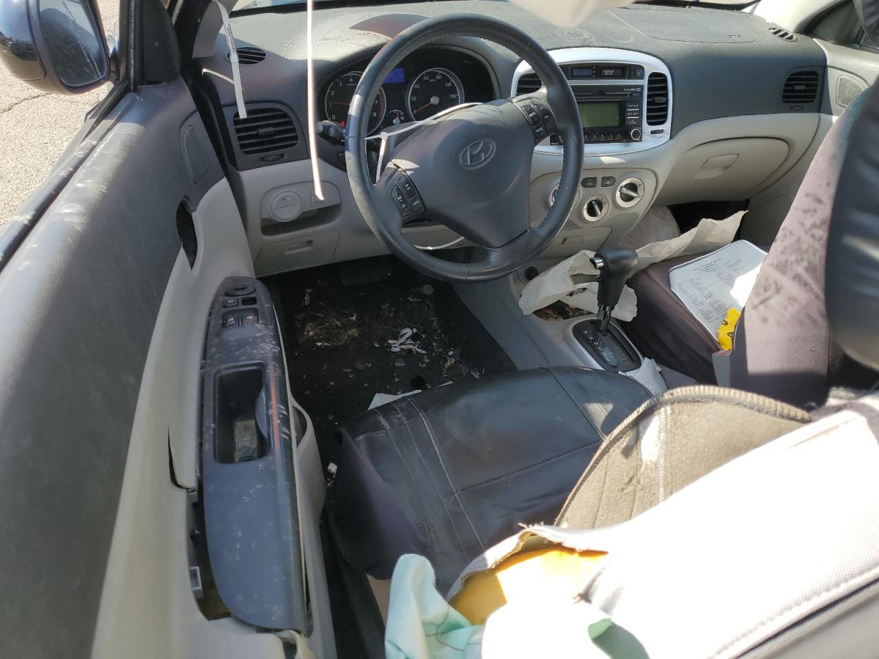 2010 Hyundai Accent - Image 8