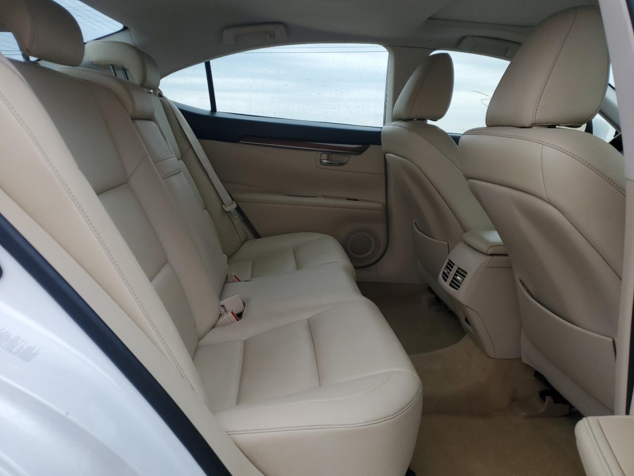 2013 Lexus ES - Image 10
