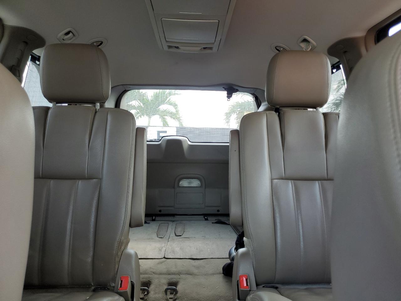 2015 Chrysler Town & Country - Image 10