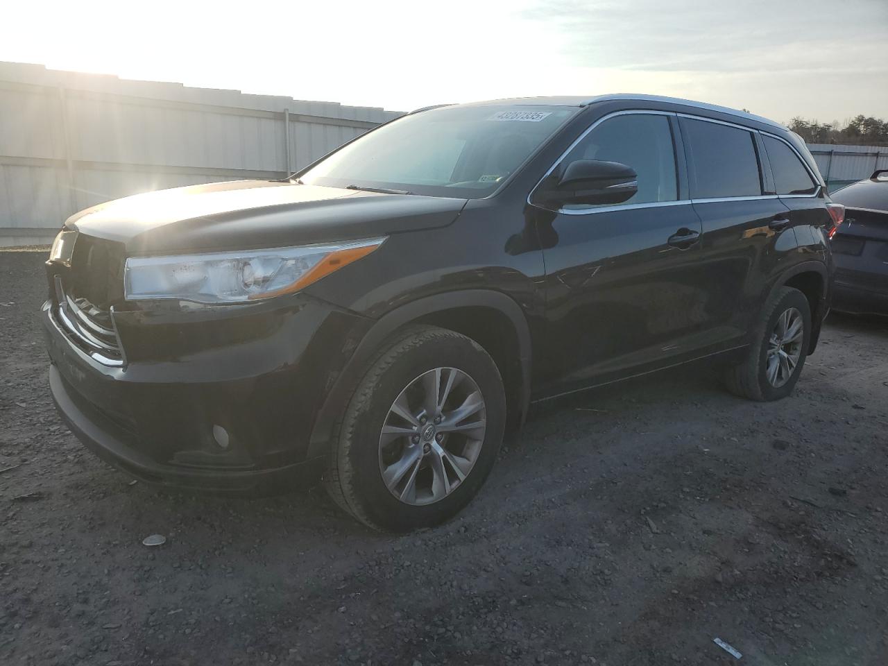 2015 Toyota Highlander - Image 1
