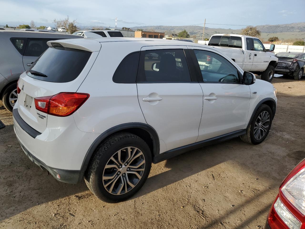 2017 Mitsubishi Outlander - Image 3