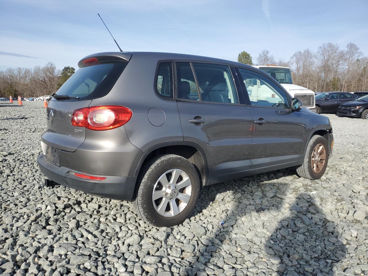 2010 Volkswagen Tiguan - Image 3