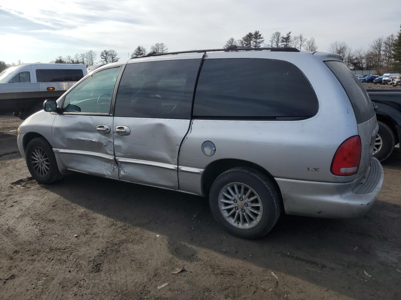 2000 Chrysler Town & Country - Image 2