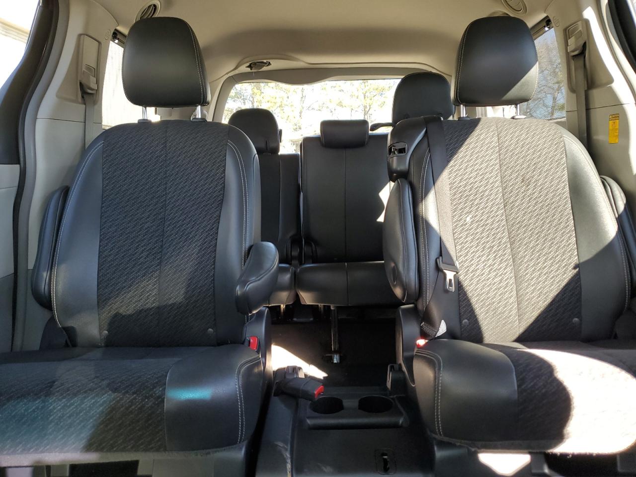 2014 Toyota Sienna - Image 10