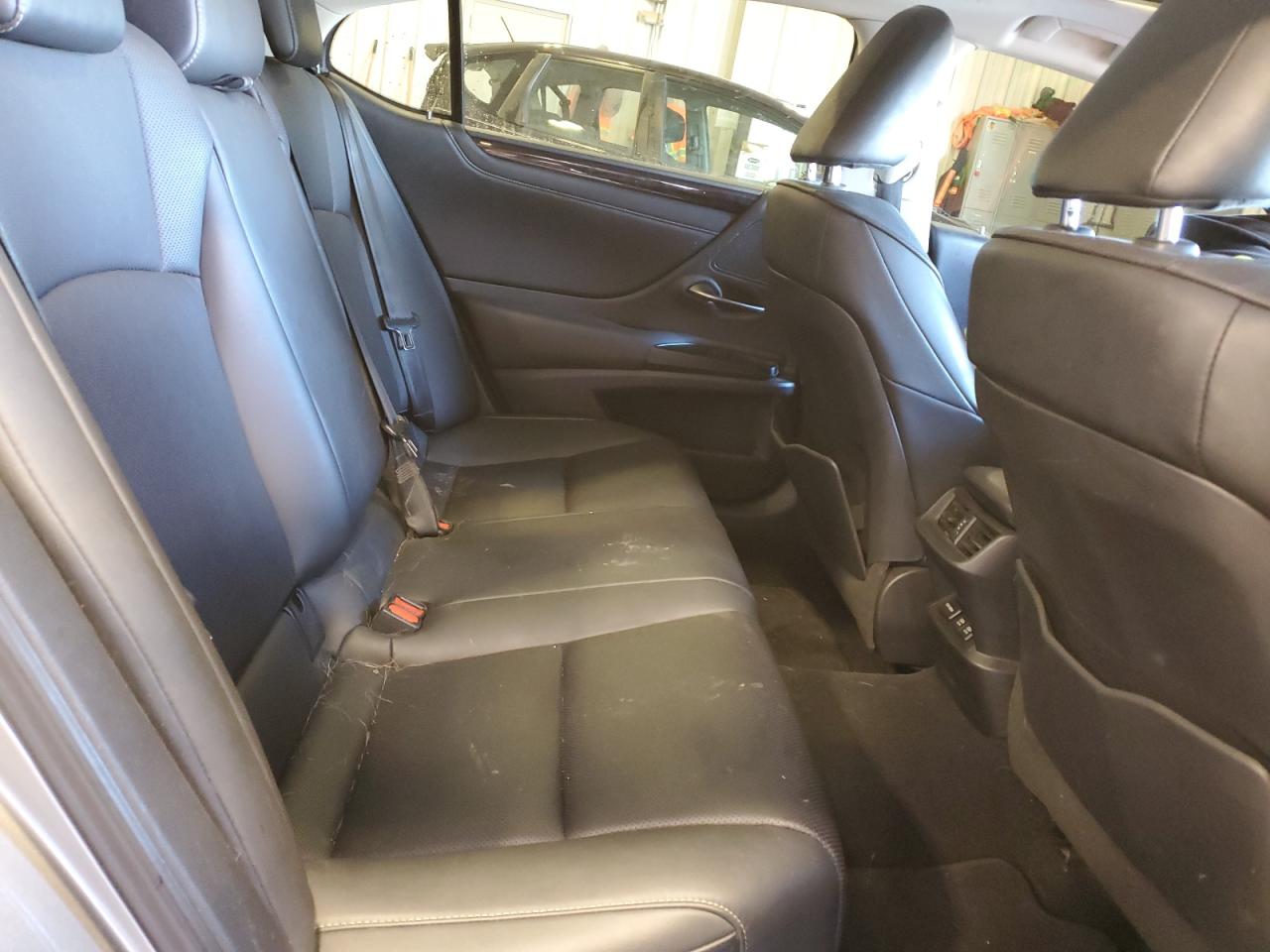 2019 Lexus ES - Image 10