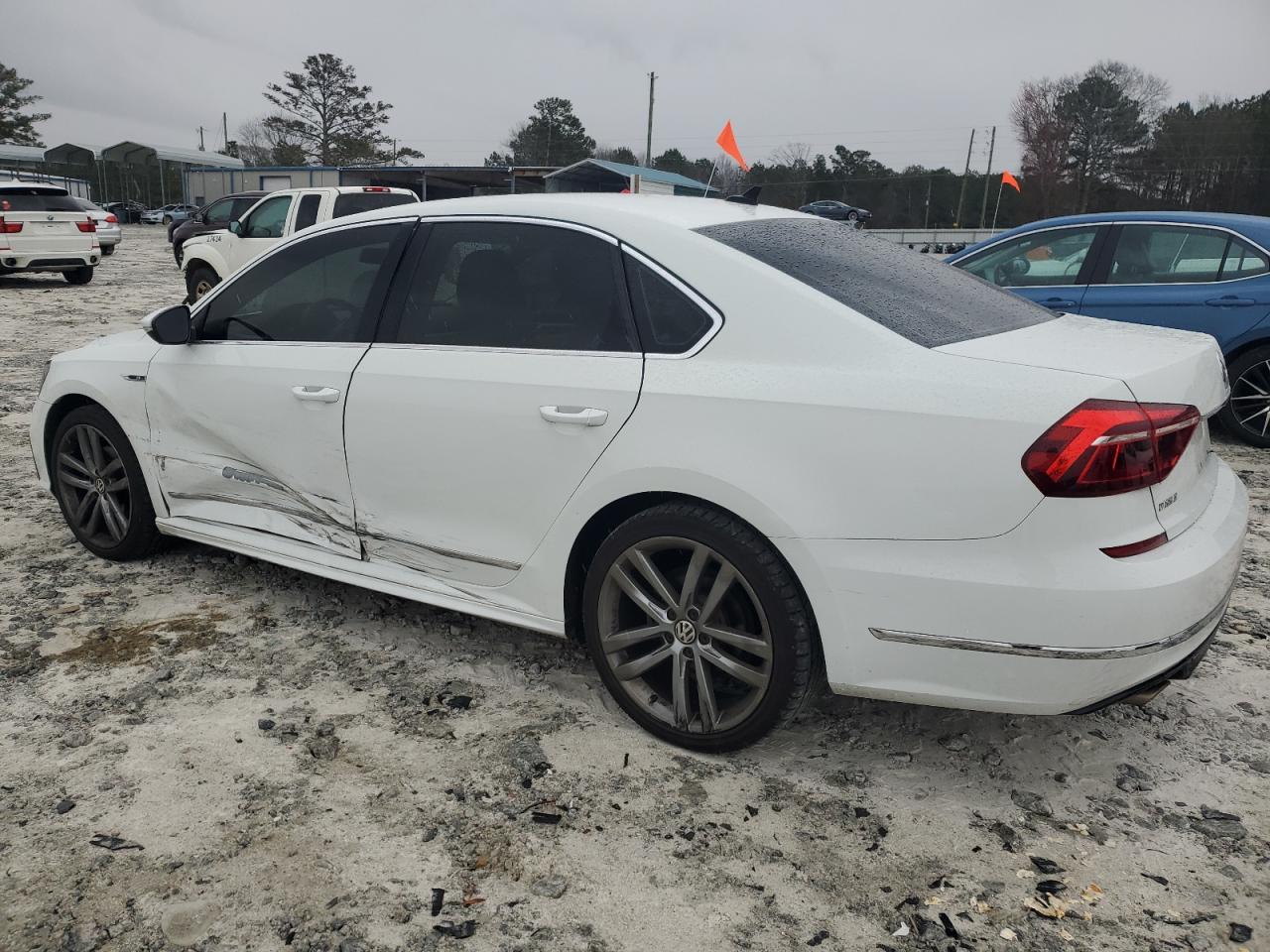 2017 Volkswagen Passat - Image 2