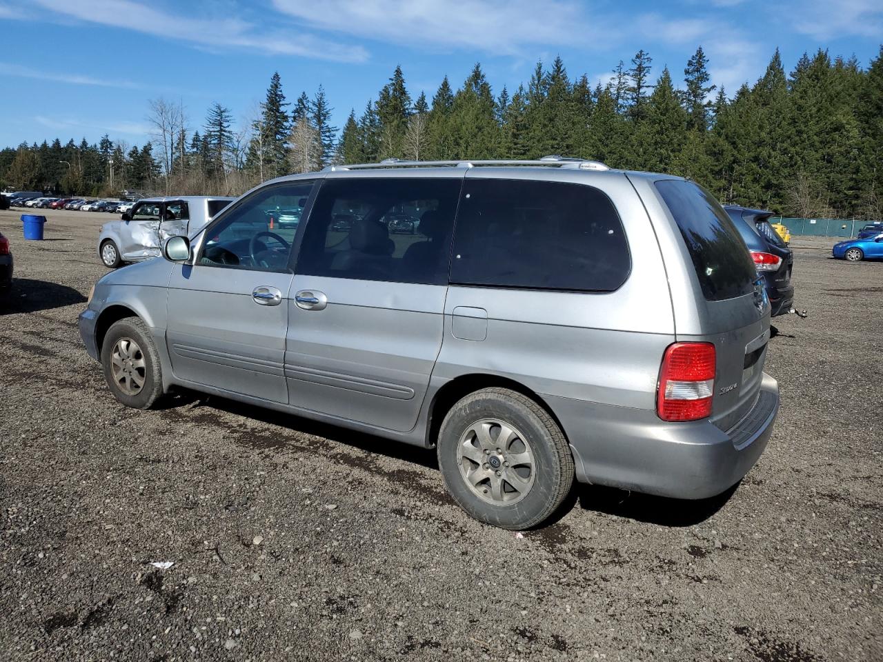 2004 Kia Sedona - Image 2