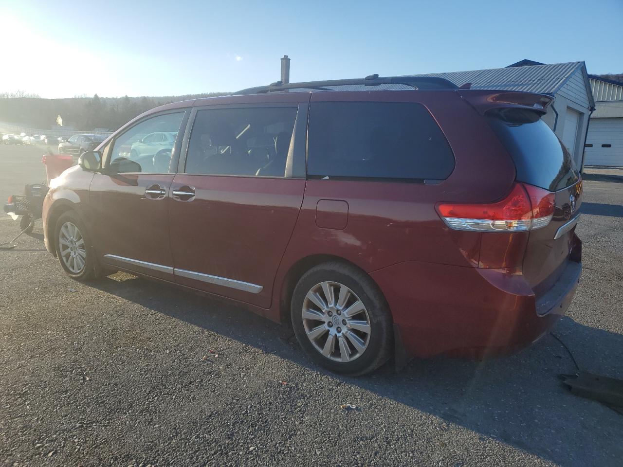 2014 Toyota Sienna - Image 2
