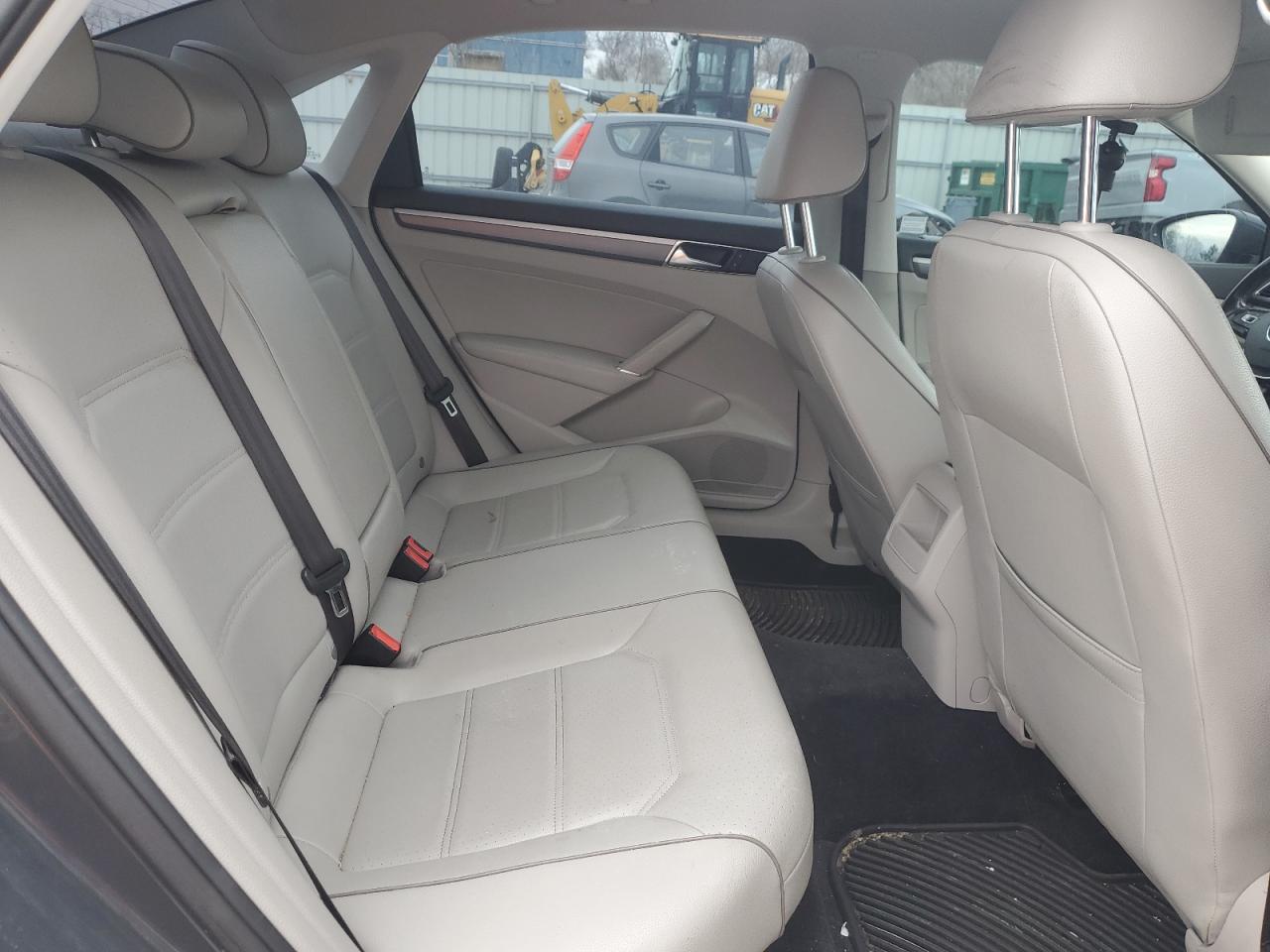 2017 Volkswagen Passat - Image 10