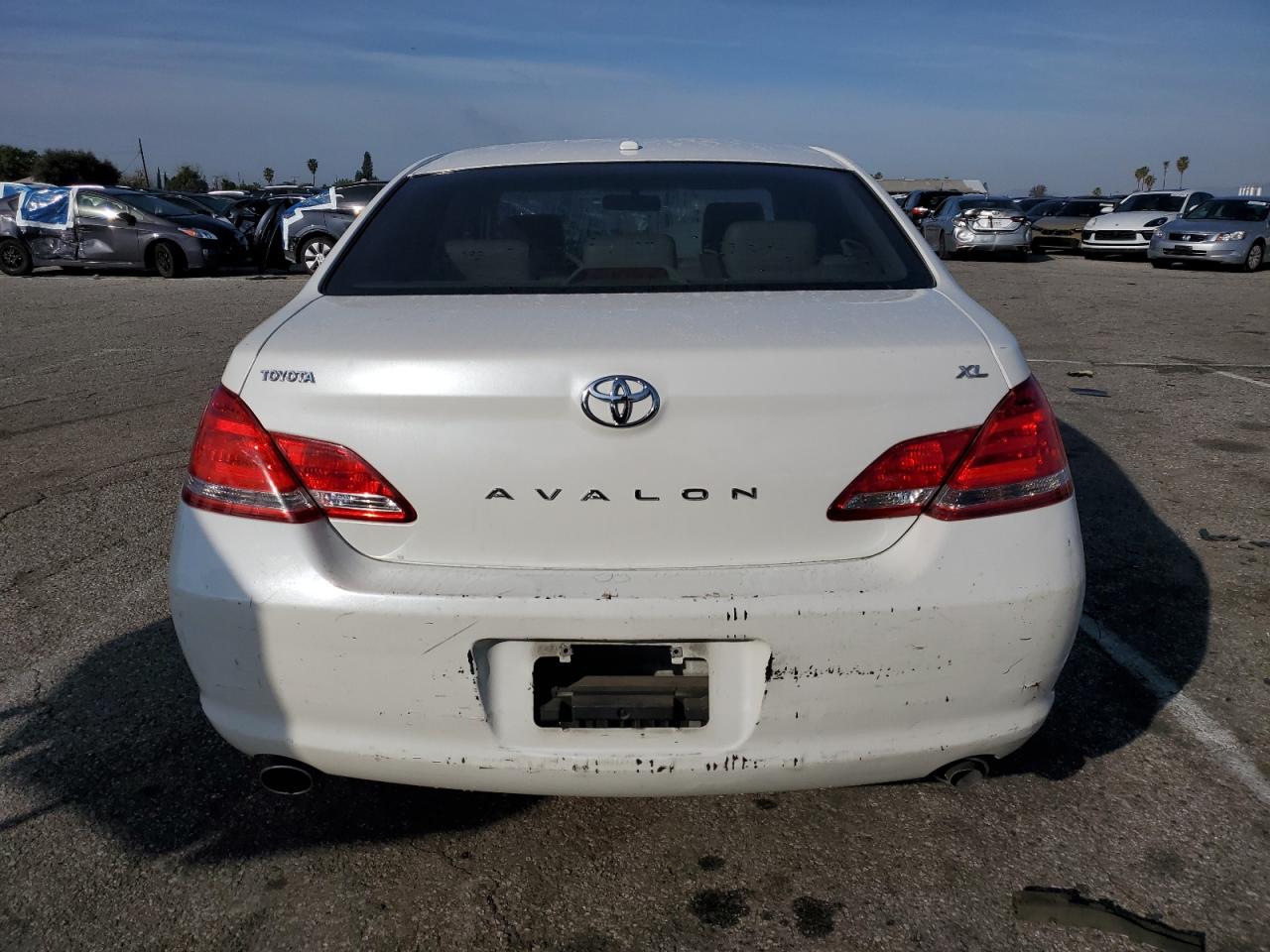 2010 Toyota Avalon - Image 6