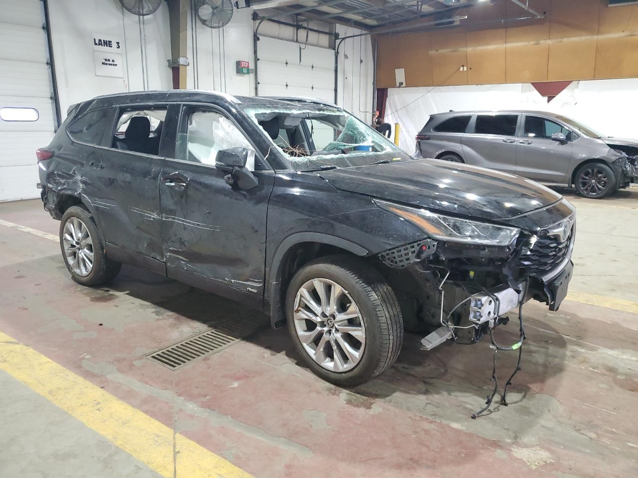 2022 Toyota Highlander - Image 4