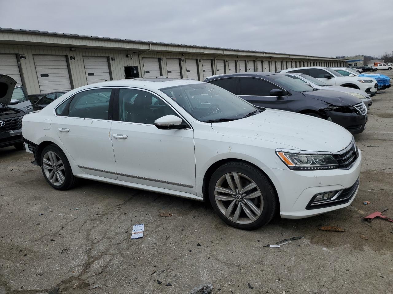 2017 Volkswagen Passat - Image 4