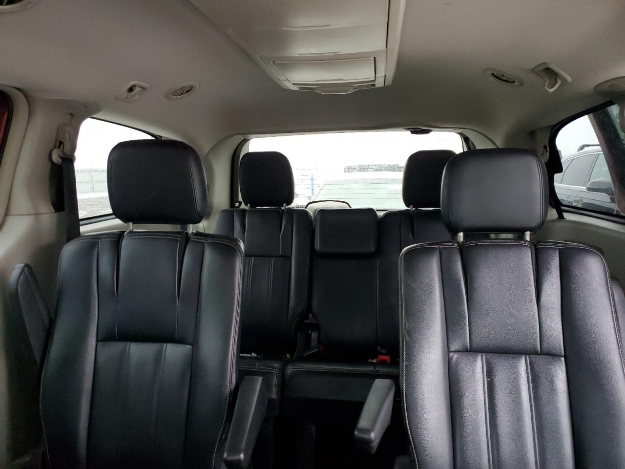 2016 Chrysler Town & Country - Image 10