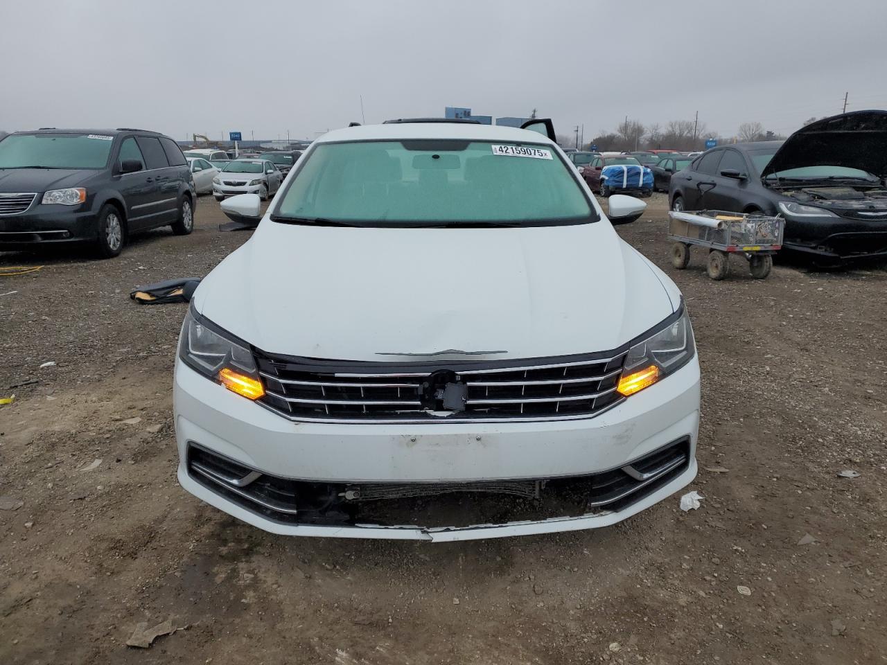 2017 Volkswagen Passat - Image 5