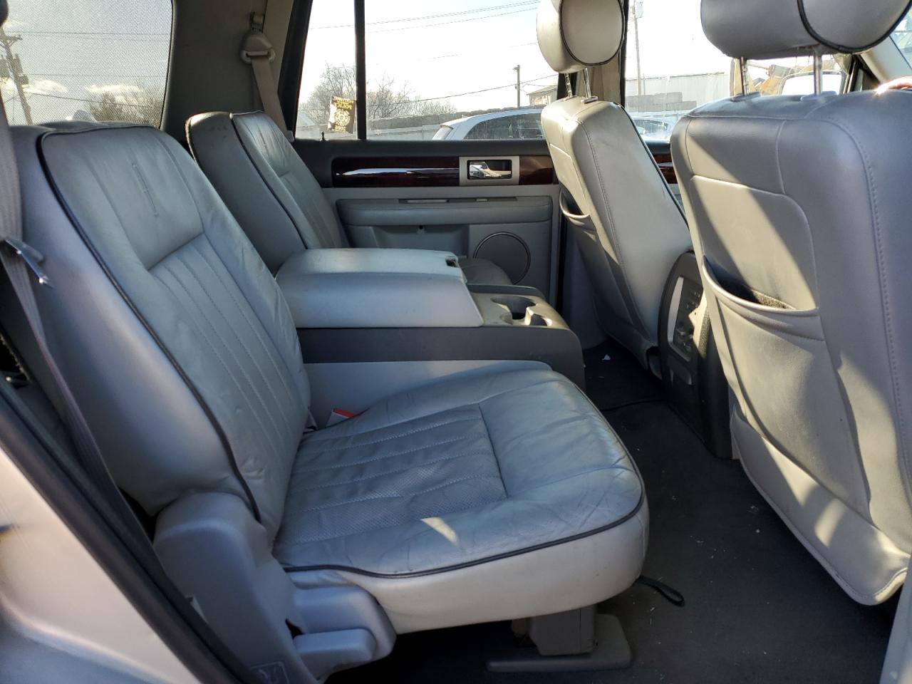 2006 Lincoln Navigator - Image 10