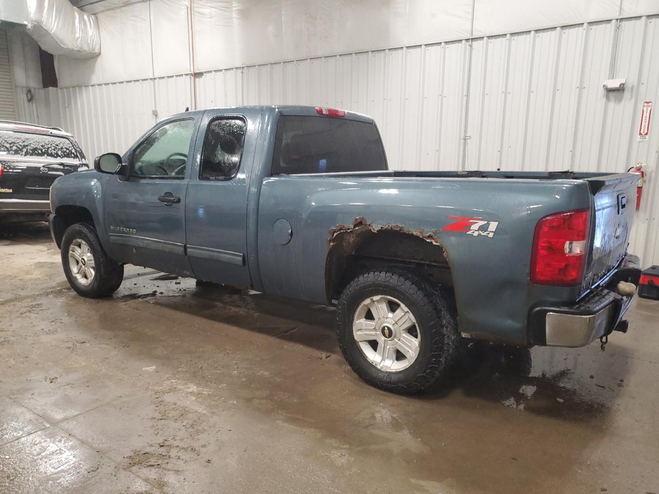 2009 Chevrolet Silverado - Image 2