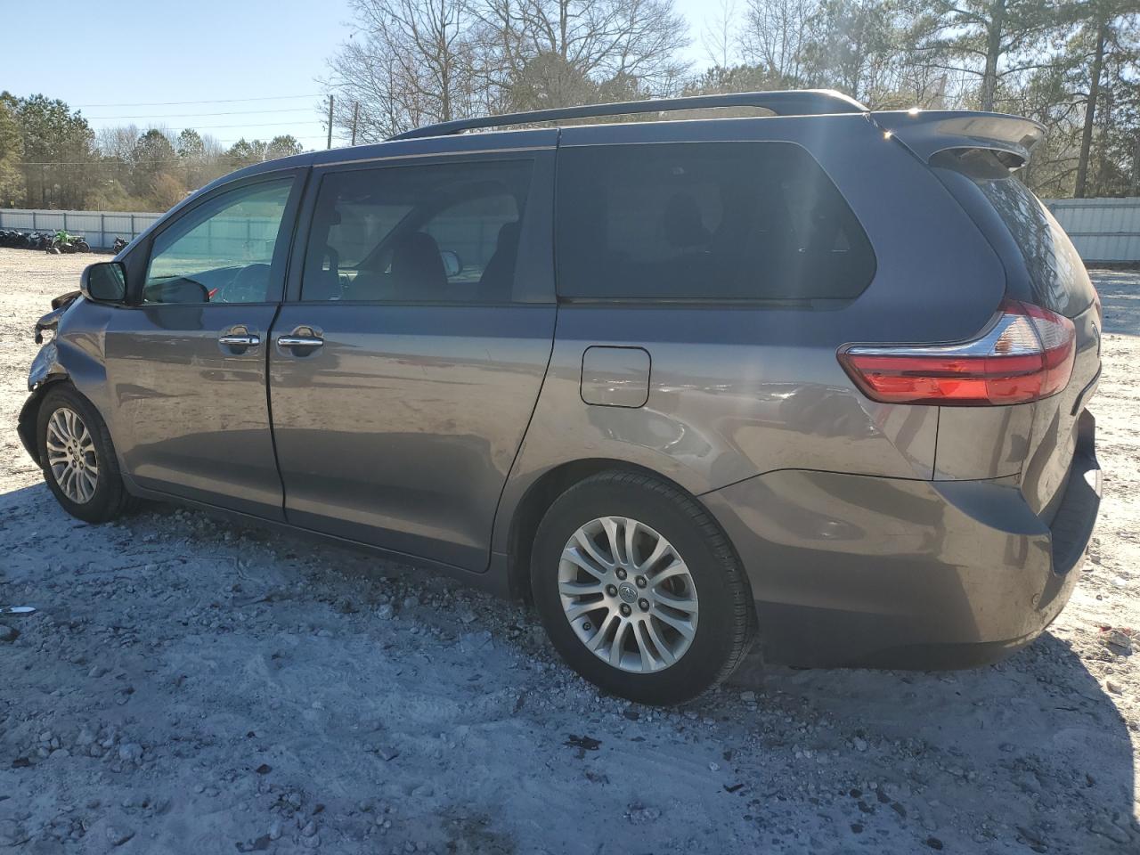 2015 Toyota Sienna - Image 2