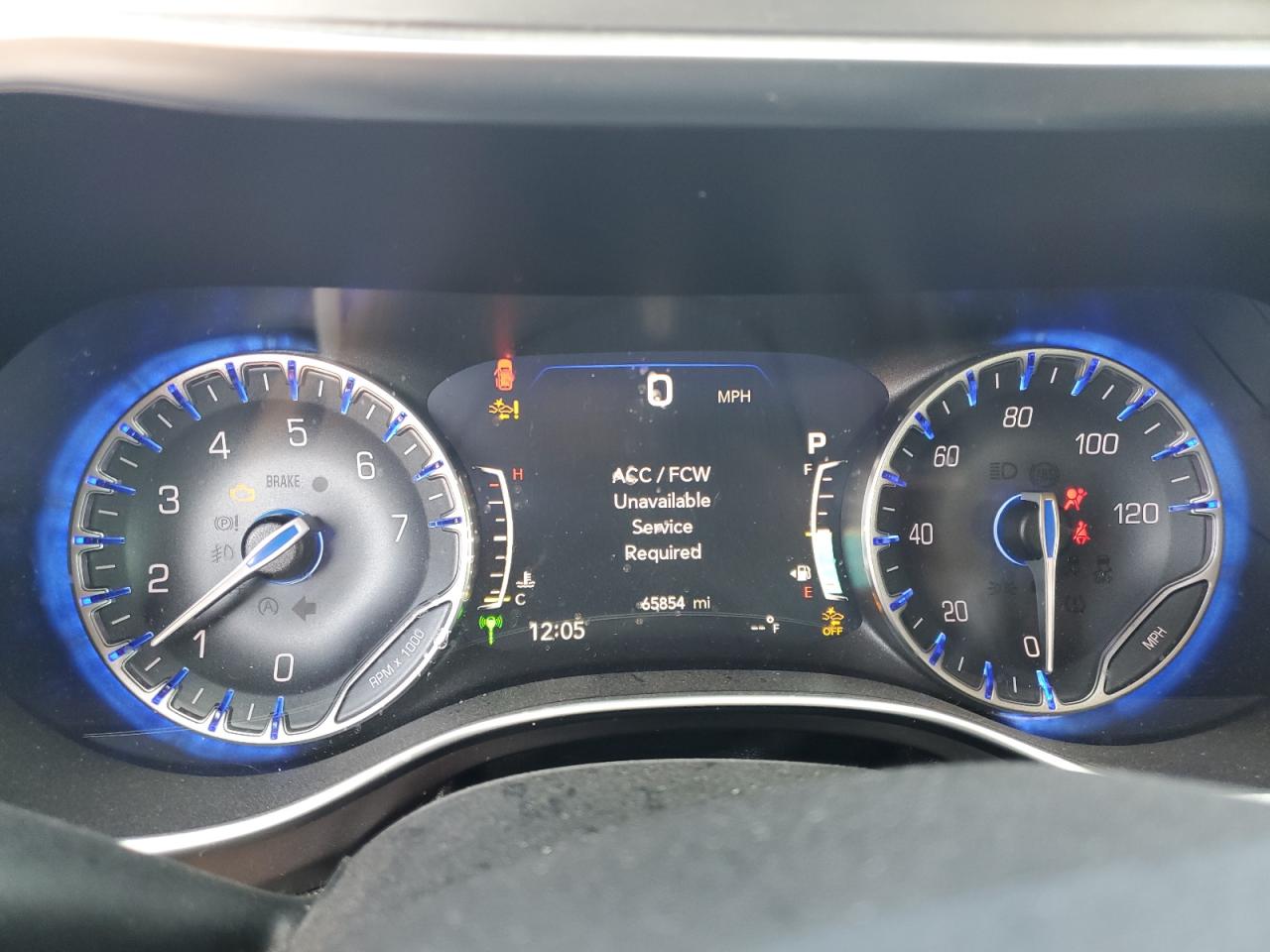 2017 Chrysler Pacifica - Image 9