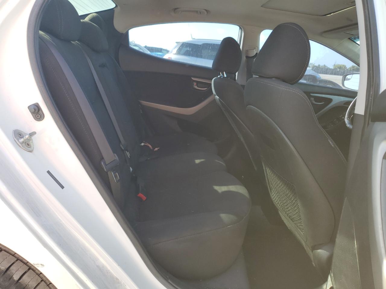 2015 Hyundai Elantra - Image 10