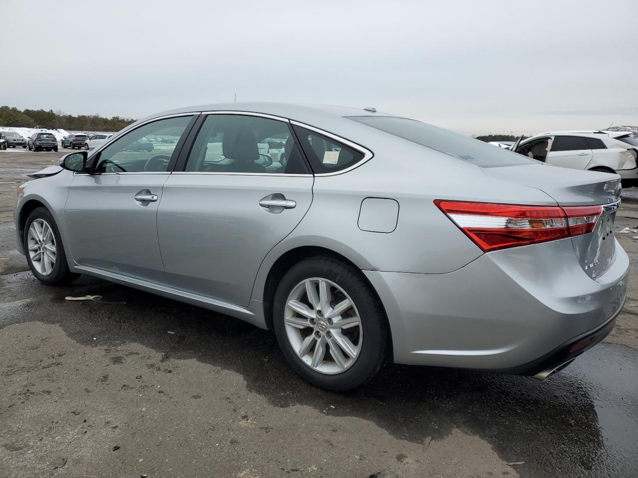 2015 Toyota Avalon - Image 2
