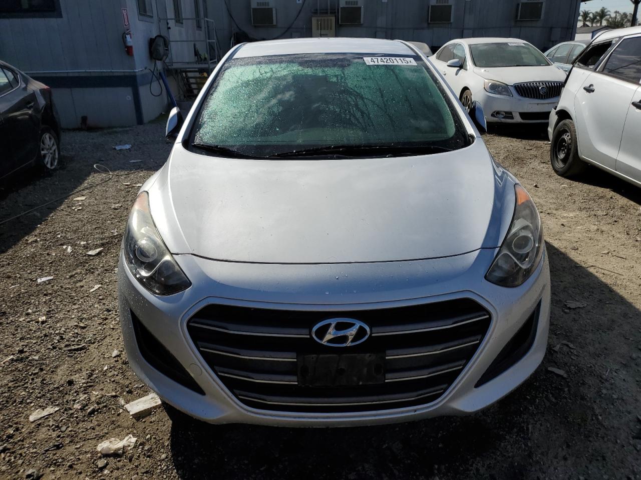 2017 Hyundai Elantra - Image 5