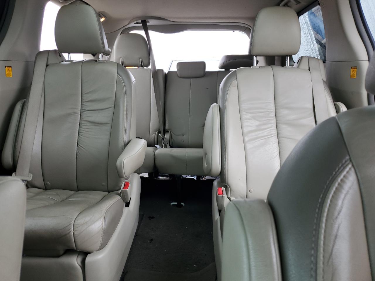 2011 Toyota Sienna - Image 10
