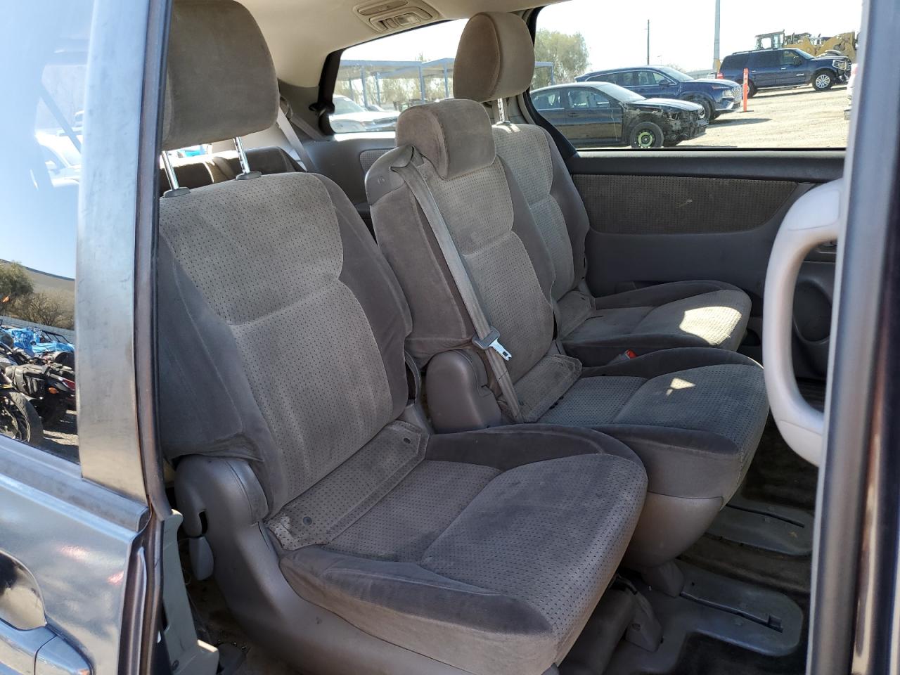 2010 Toyota Sienna - Image 11