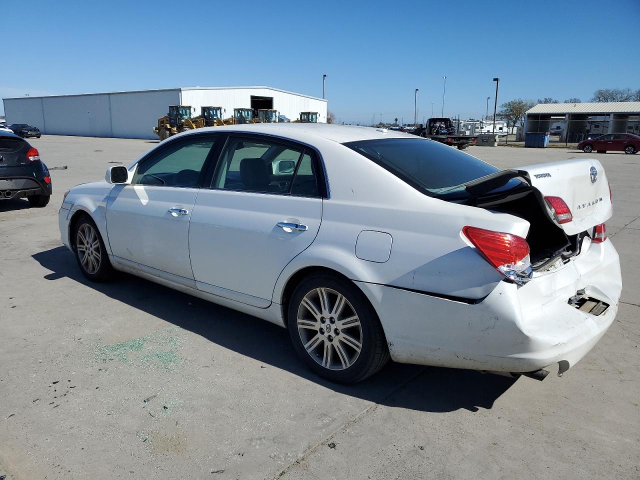2010 Toyota Avalon - Image 2