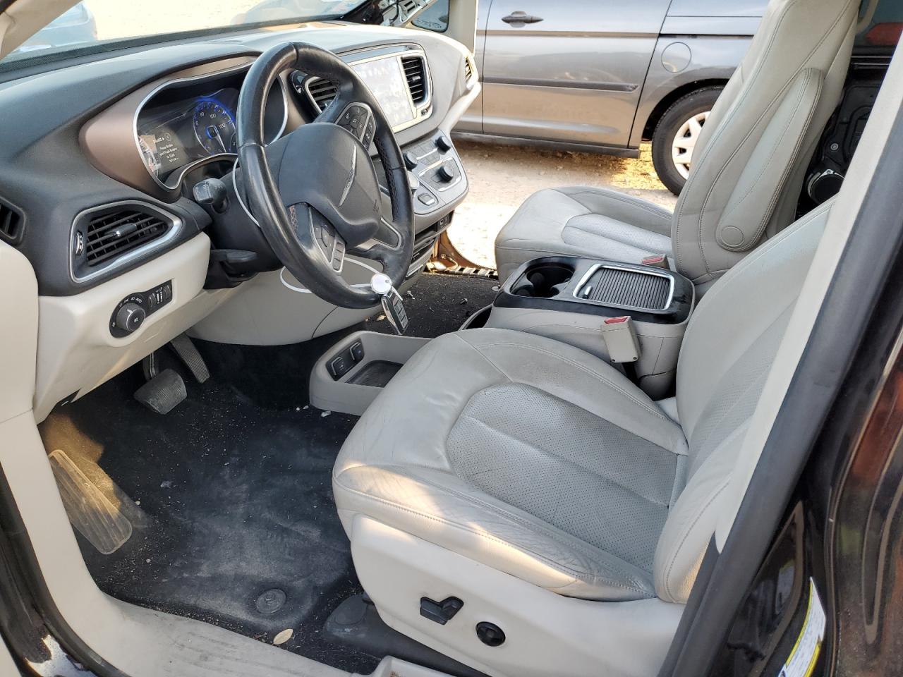 2017 Chrysler Pacifica - Image 7