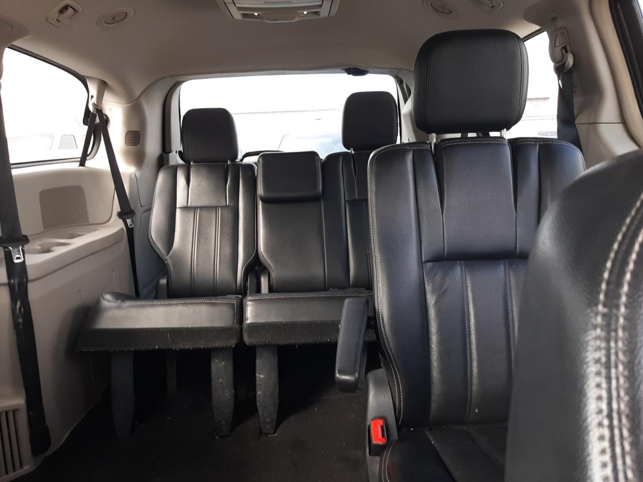2012 Chrysler Town & Country - Image 10