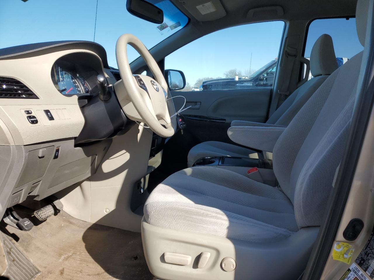 2013 Toyota Sienna - Image 7