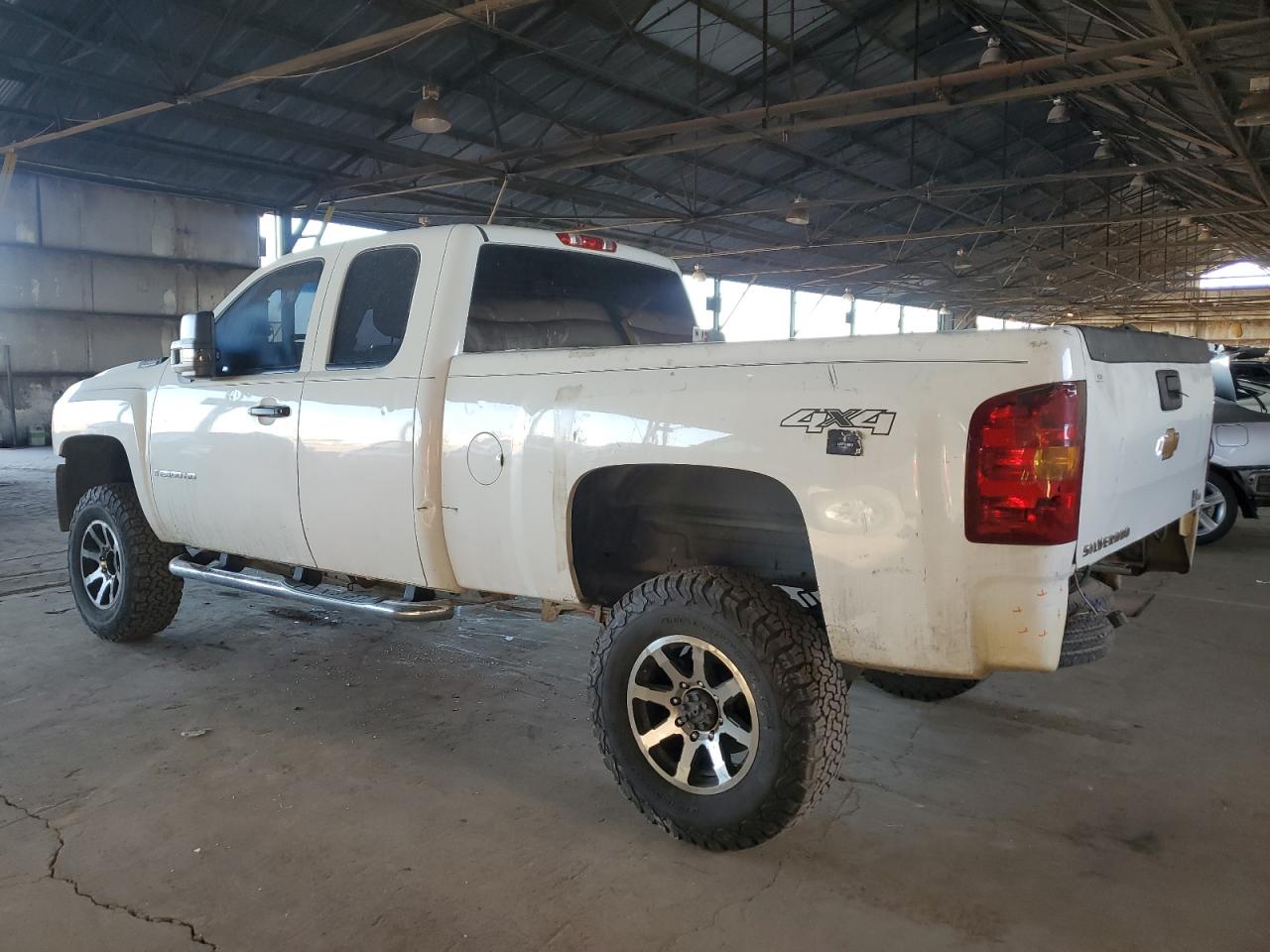 2009 Chevrolet Silverado - Image 2