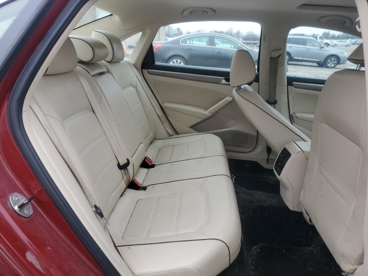 2017 Volkswagen Passat - Image 10