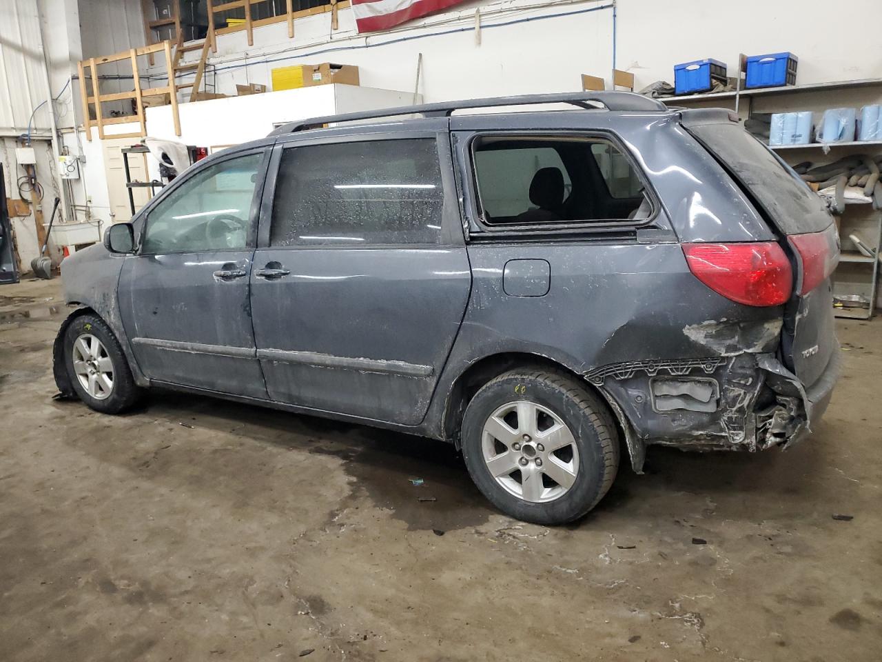 2009 Toyota Sienna - Image 2